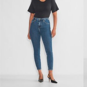 Denim Forum
Nyla Hi-Rise Curve-Fit Skinny Jean